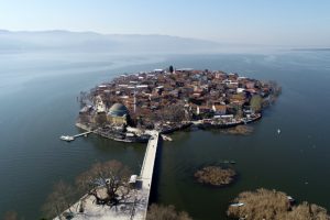 Turizmin yeni merkezi Bursa Gölyazı'da kilometrelerce araç kuyruğu