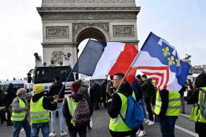 Fransa'da sarı yeleklilerin gösterileri 4'üncü ayını doldurdu