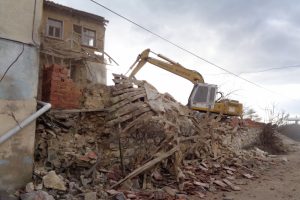 Bursa'da köylerde metruk binalar tek tek yıkılıyor