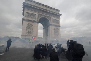 Paris'te sokaklar savaş alanına döndü!