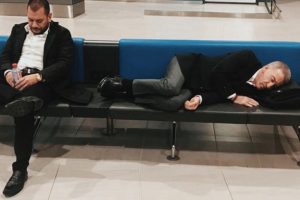 Ağaoğlu, havalimanında uyudu