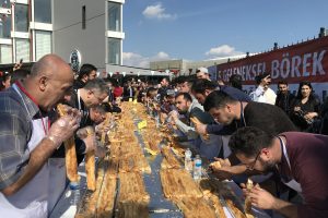 Bursa'da 10 dakikada 10 metre uzunluğunda kol böreği yedi
