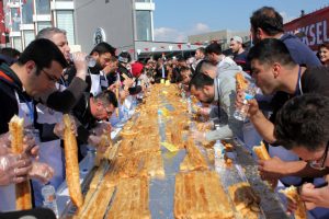 Bursa'da en uzun börek yemek yarışması ilginç görüntülere sahne oldu