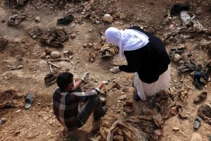 Şengal'de 76 cesedin g&ouml;m&uuml;l&uuml; olduğu toplu mezar bulundu