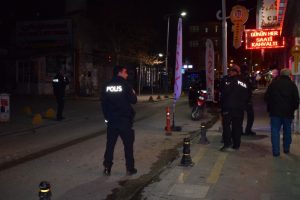 Kafe &ouml;n&uuml;ndeki silah sesleri paniğe neden oldu