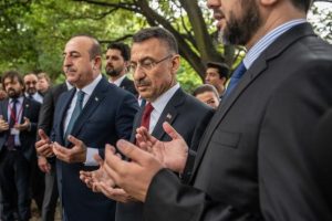 Cumhurbaşkanı Yardımcısı Oktay ve Dışişleri Bakanı &Ccedil;avuşoğlu'ndan El Nur Camisi'ne ziyaret