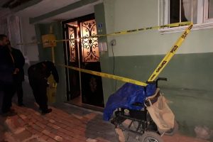 Evinde boğazında kesiklerle &ouml;l&uuml; bulundu