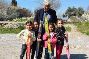 Mahalle muhtarı &ccedil;ocukların y&uuml;z&uuml;n&uuml; g&uuml;ld&uuml;rd&uuml;