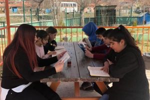 'Kitabım yanımda' projesi ile kitap okumanın tadını &ccedil;ıkarıyorlar