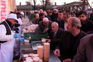 Bursa'da sabah namazına gelenlere kırık buğday &ccedil;orbası ikramı