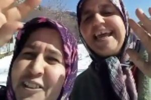 Kar yağışına sevinen teyzeler tebess&uuml;m ettirdi