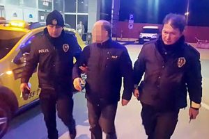 Tartıştığı oğlunu bı&ccedil;aklayıp ambulans &ccedil;ağırdı