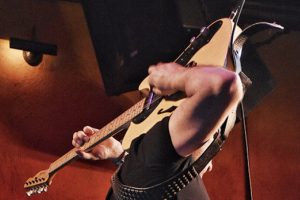 Nev'den ters gitar şov