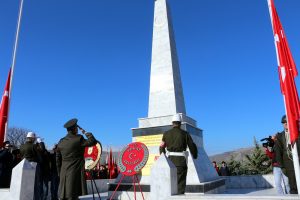 Tokat'ta şehit mezarlarına karanfil