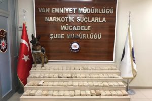 Otomobilin koltuk d&ouml;şemesine gizlenen 39 kilo eroin ele ge&ccedil;irildi