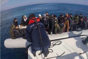 Motoru arızalanan tekneleri s&uuml;r&uuml;klenen ka&ccedil;aklar kurtarıldı