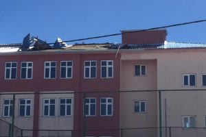 Fırtına bir okul ile &ccedil;ok sayıda &ccedil;atıyı u&ccedil;urdu
