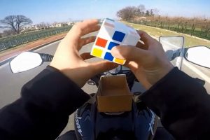 Bursa'da motosiklet &uuml;zerinde rubik k&uuml;p &ccedil;&ouml;zd&uuml;, oyun oynadı