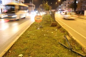 Motosiklet bankete ve tel &ccedil;ite &ccedil;arptı!