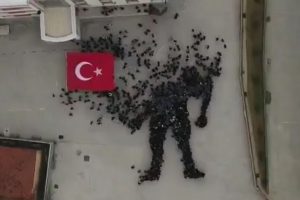 &Ouml;ğrencilerden 'Mehmet&ccedil;iğe Saygı Anıtı'