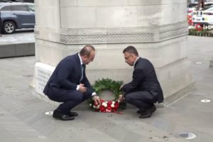Oktay ve &Ccedil;avuşoğlu, Anzak Anıtı'nı ziyaret etti