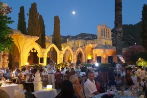 KKTC turizmi de d&uuml;ğ&uuml;n yapıyor, Ada'ya d&uuml;ğ&uuml;n i&ccedil;in akın var
