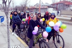 Van'da 's&uuml;sl&uuml; kadınlar' bisiklet turu yaptı