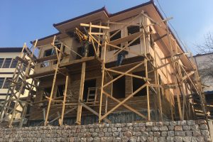 Yıkılmaya y&uuml;z tutmuş tarihi bina g&uuml;n y&uuml;z&uuml;ne &ccedil;ıkartılıyor