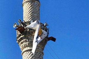 Minareye asılan parti bayrağı i&ccedil;in inceleme