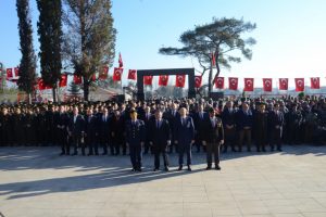Şehitler g&ouml;zyaşları ve dualarla anıldı