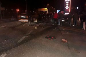 Otomobiller &ccedil;arpıştı: 1 &ouml;l&uuml;, 2 yaralı