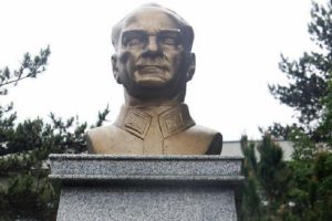 Atat&uuml;rk b&uuml;st&uuml;ne ateş edip molotof kokteyli atan sanığın cezası belli oldu
