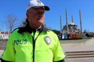 Trafik polisleri yeni kıyafetlerini giydi