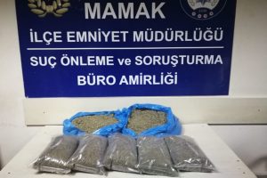 &Ouml;ğrencilere satacaklardı... Yakalandılar!