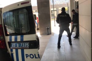 Cezaevi firarisi polisten ka&ccedil;amadı
