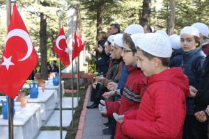 18 Mart'ta şehitler mezarları başında anıldı