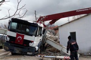 Tonlarca ağırlığın altında can verdi!