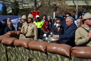 Jandarma, hoşaf ve &ccedil;orba dağıttı