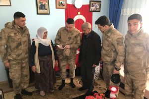 Mehmet&ccedil;ik, şehit ailelerini yalnız bırakmıyor