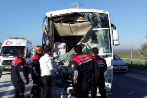 Sıkışan şof&ouml;r&uuml; itfaiye ekipleri kurtardı