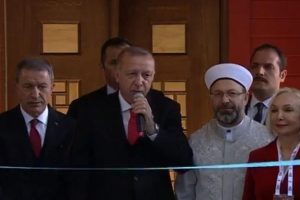 Erdoğan, Şehitler Abidesi'nde d&uuml;zenlenen t&ouml;rene katıldı
