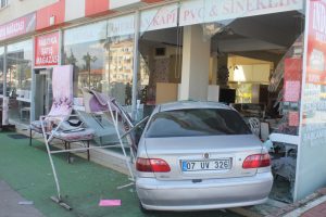 Kaza yapan otomobil mobilya mağazasına daldı!