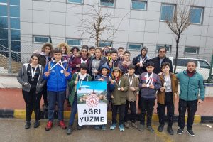 Ağrılı y&uuml;z&uuml;c&uuml;lerden 64 madalya