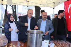 &Ouml;zl&uuml;, kuru ekmek ve hoşaf dağıttı