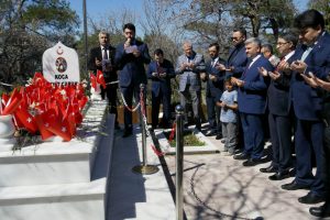 Seyit Onbaşı, mezarı başında anıldı