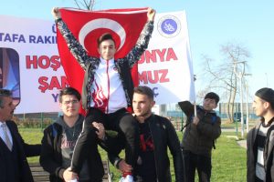 D&uuml;nya şampiyonu halterci memleketinde coşkuyla karşılandı