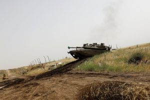 Rus askerler Golan Tepeleri'nde topraktan tank &ccedil;ıkardı