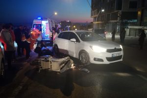 Otomobille elektrikli bisiklet &ccedil;arpıştı