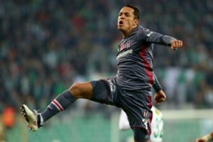 Beşiktaş'ta Adriano'nun yerine o geliyor!
