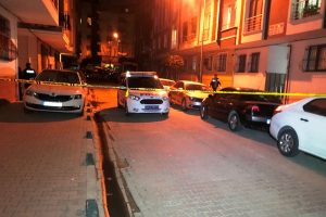 Bah&ccedil;elievler'de evinin &ouml;n&uuml;nde silahlı saldırıya uğradı